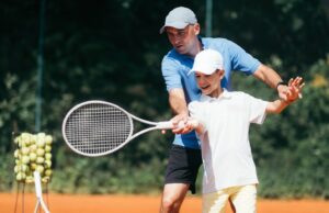 子どもを指導する男性コーチ