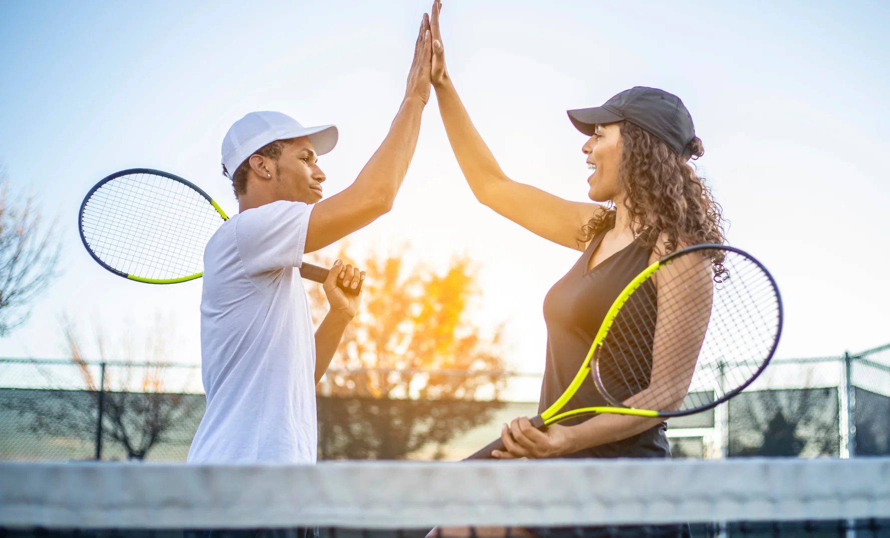テニスでハイタッチする男女