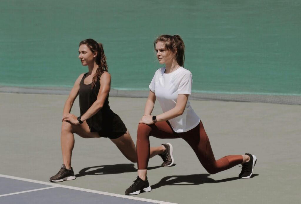 ストレッチする女性テニス選手