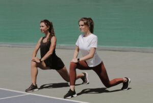 ストレッチする女性テニス選手