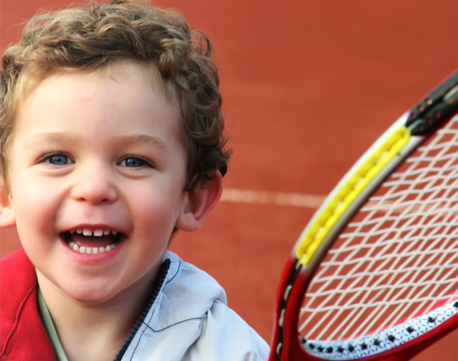 テニスラケットを持った可愛い子供