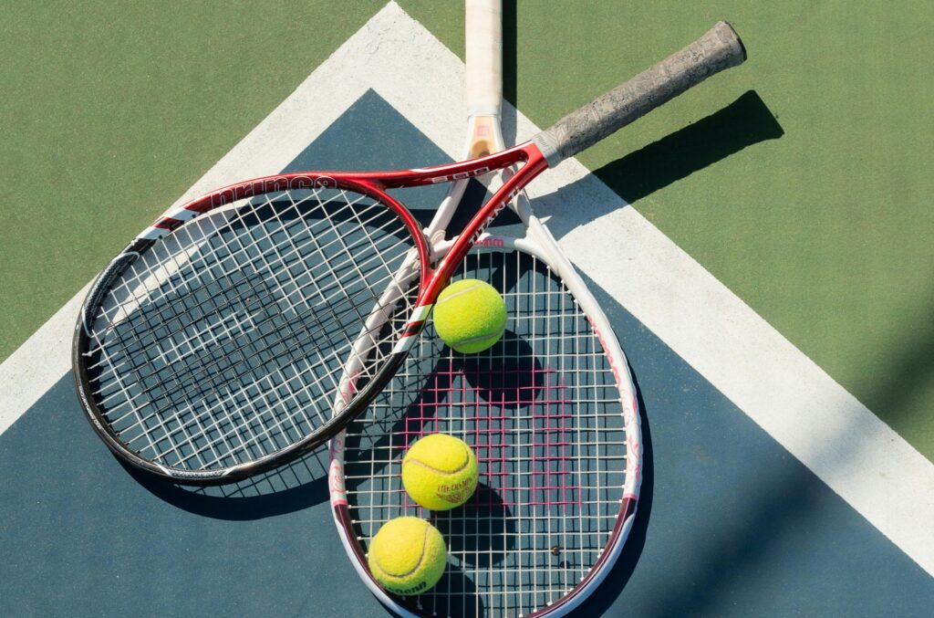 テニスラケットとテニスボール
