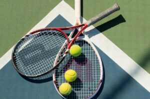 テニスラケットとテニスボール