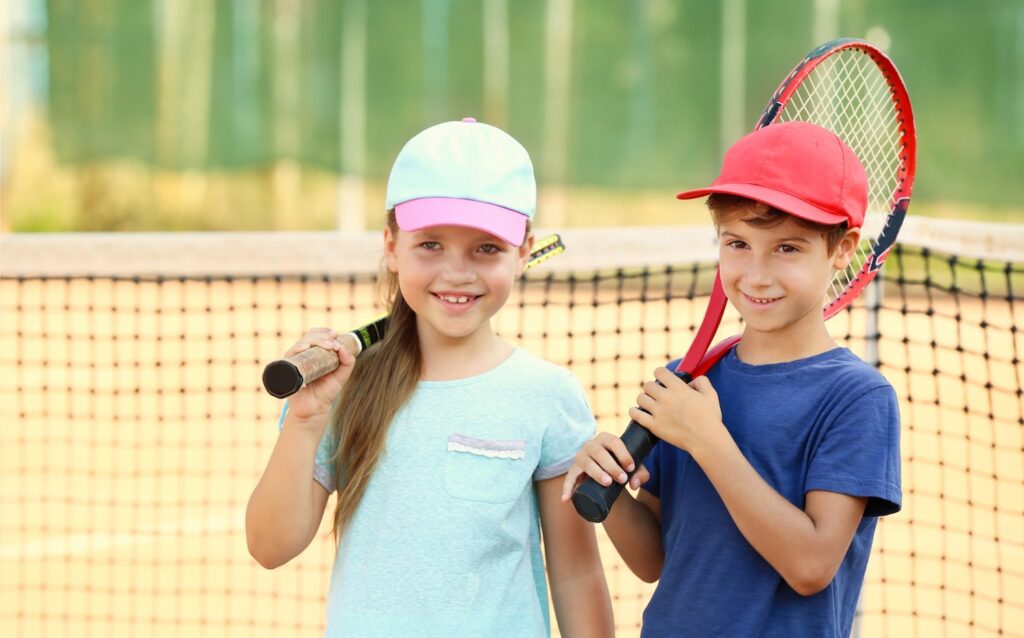 ジュニアテニスを楽しむ男女