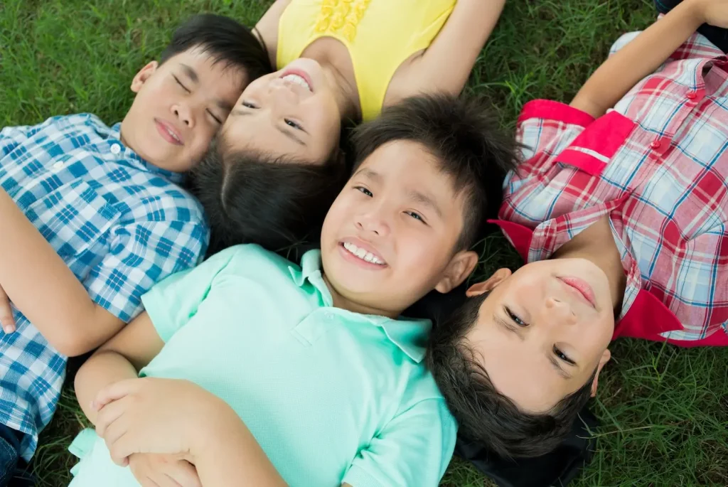 休息を取る子どもたち