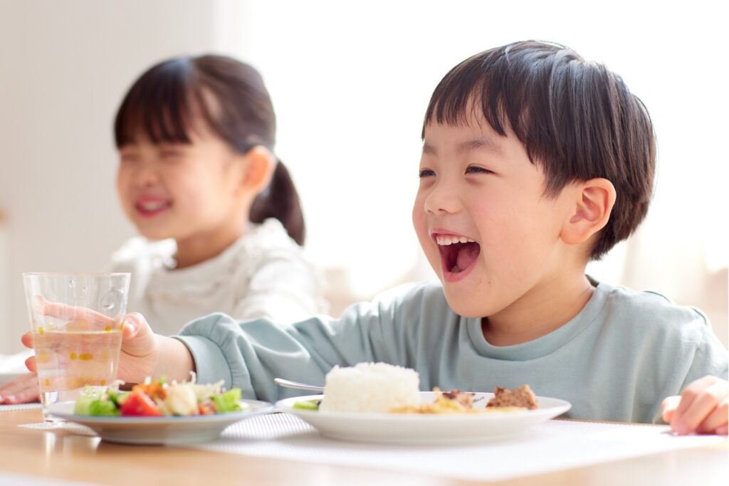 朝ご飯を美味しそうに食べる子どもたち