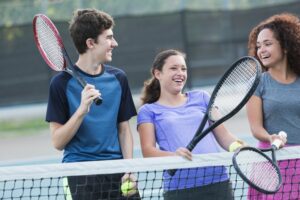 ジュニアテニスプレーヤーが談笑している写真