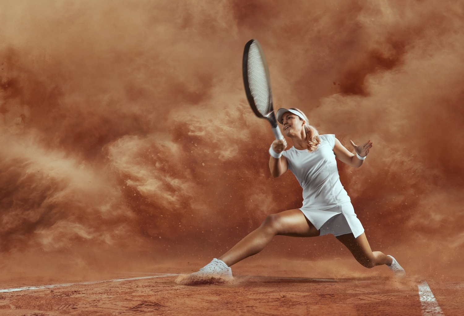 踏ん張って打つ女性テニスプレーヤー