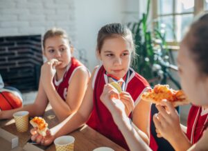 昼御飯を食べるジュニアアスリート