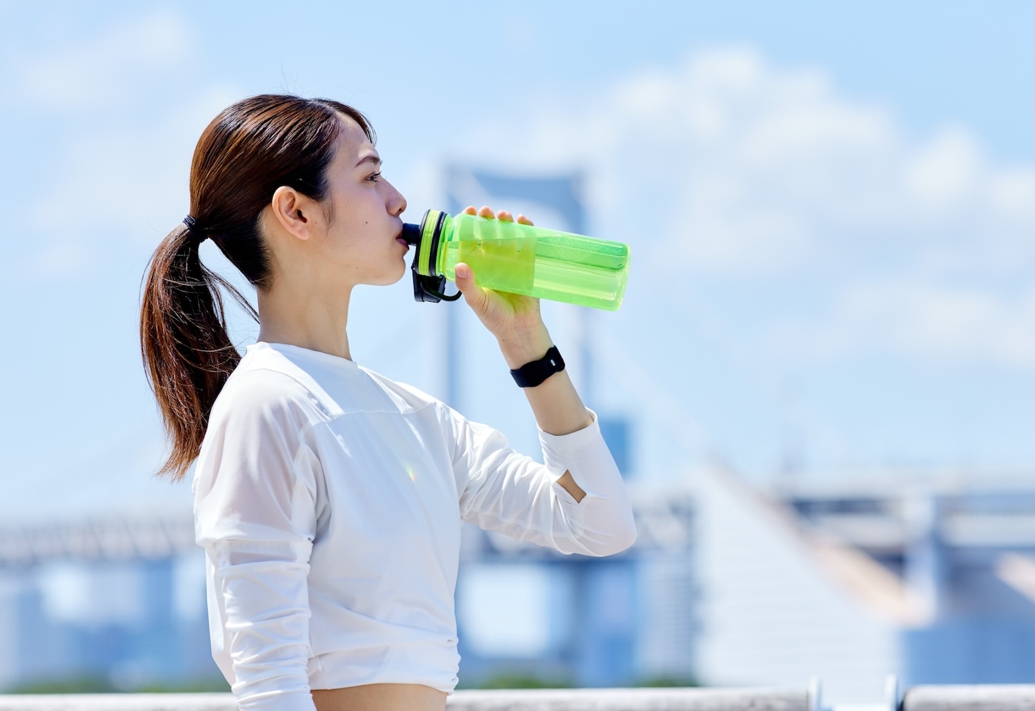 水分補給する女性アスリート