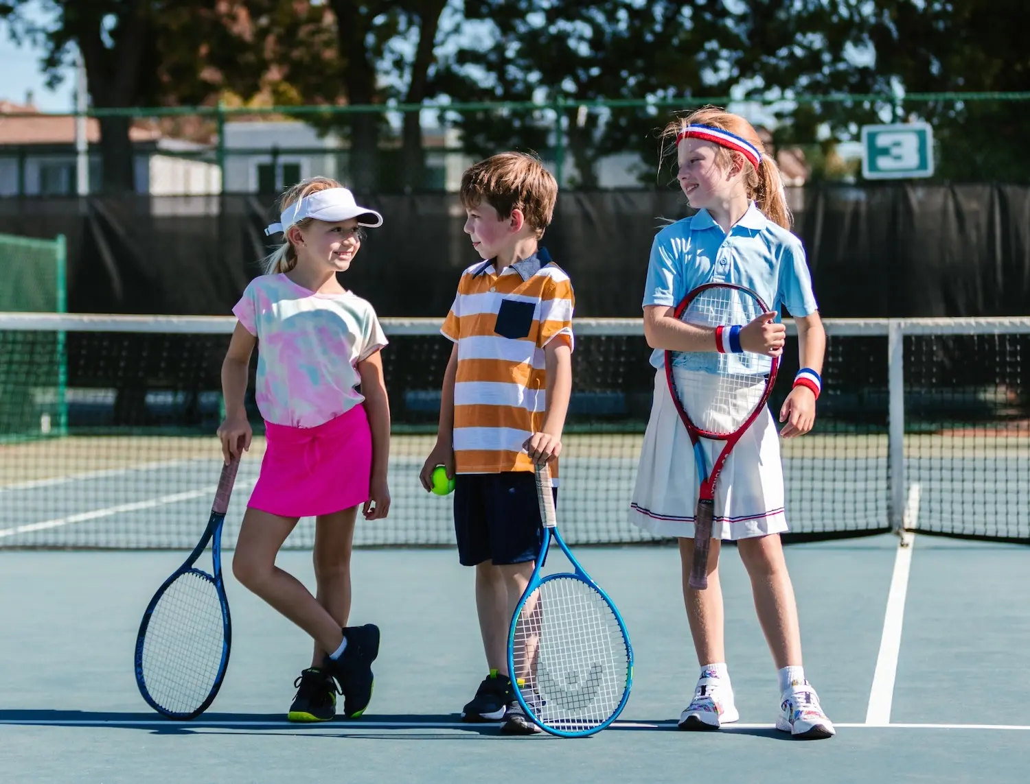 テニスを楽しむ子どもたち