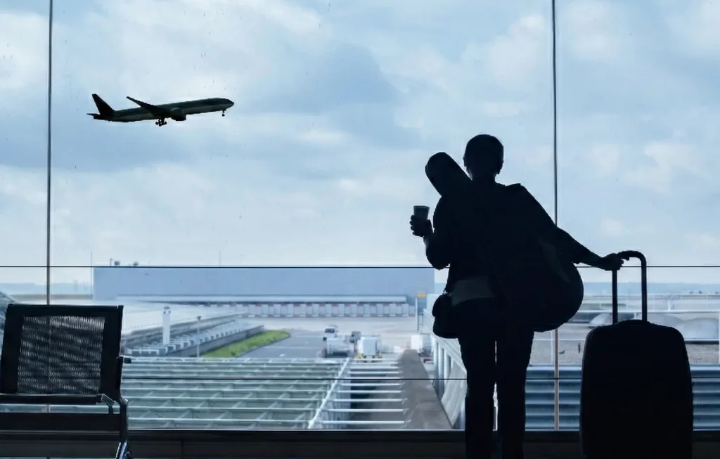 海外にテニス遠征を行く女性