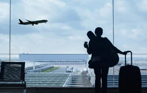 海外にテニス遠征を行く女性