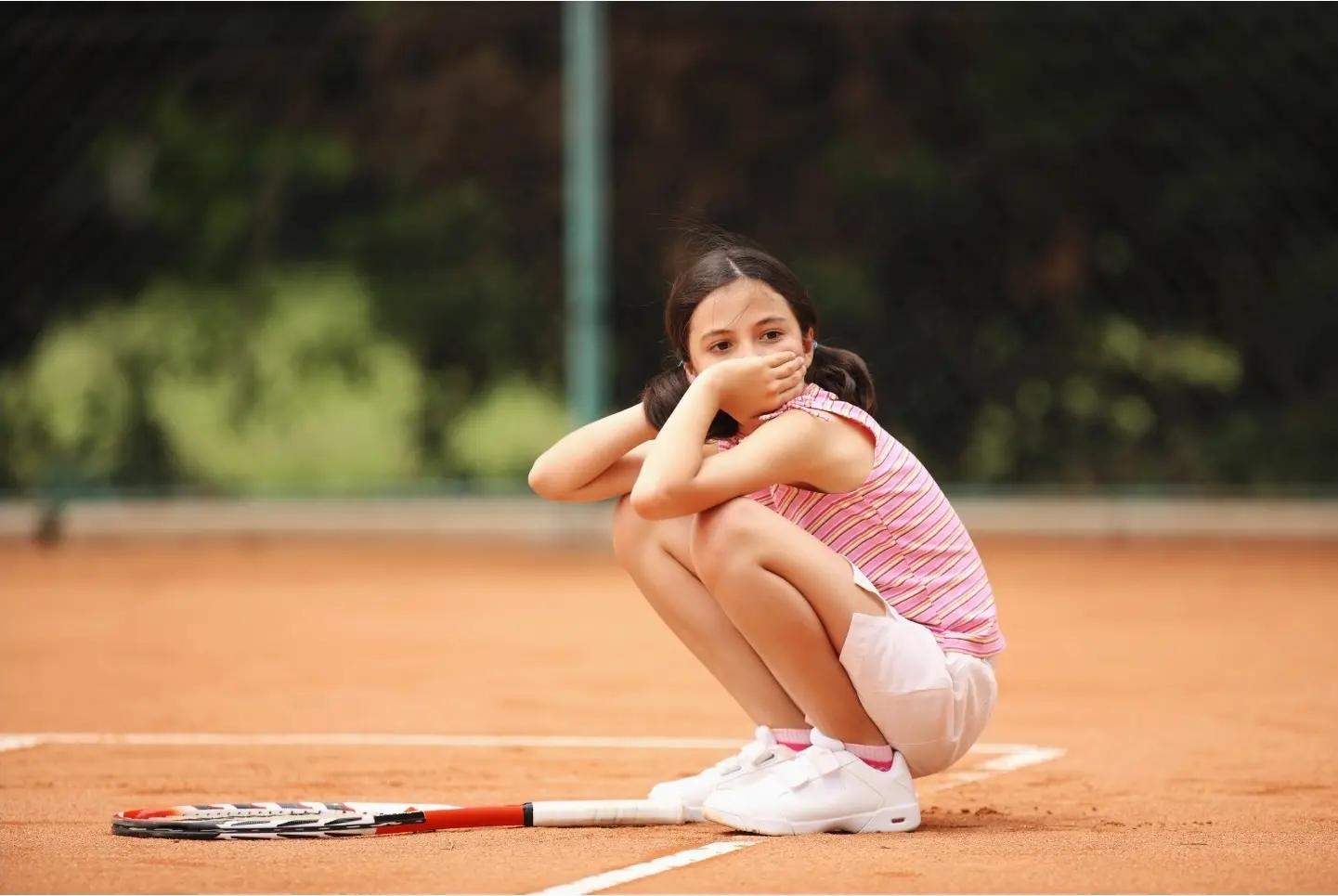 座り込むジュニアテニス選手