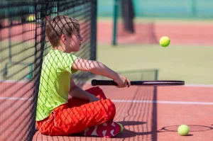 ナーバスになっているジュニアテニスプレーヤー