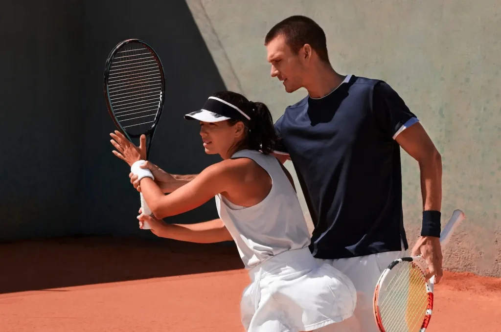 女性ジュニア選手を教えるヨーロッパのテニスコーチ