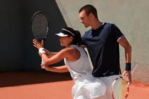 女性ジュニア選手を教えるヨーロッパのテニスコーチ